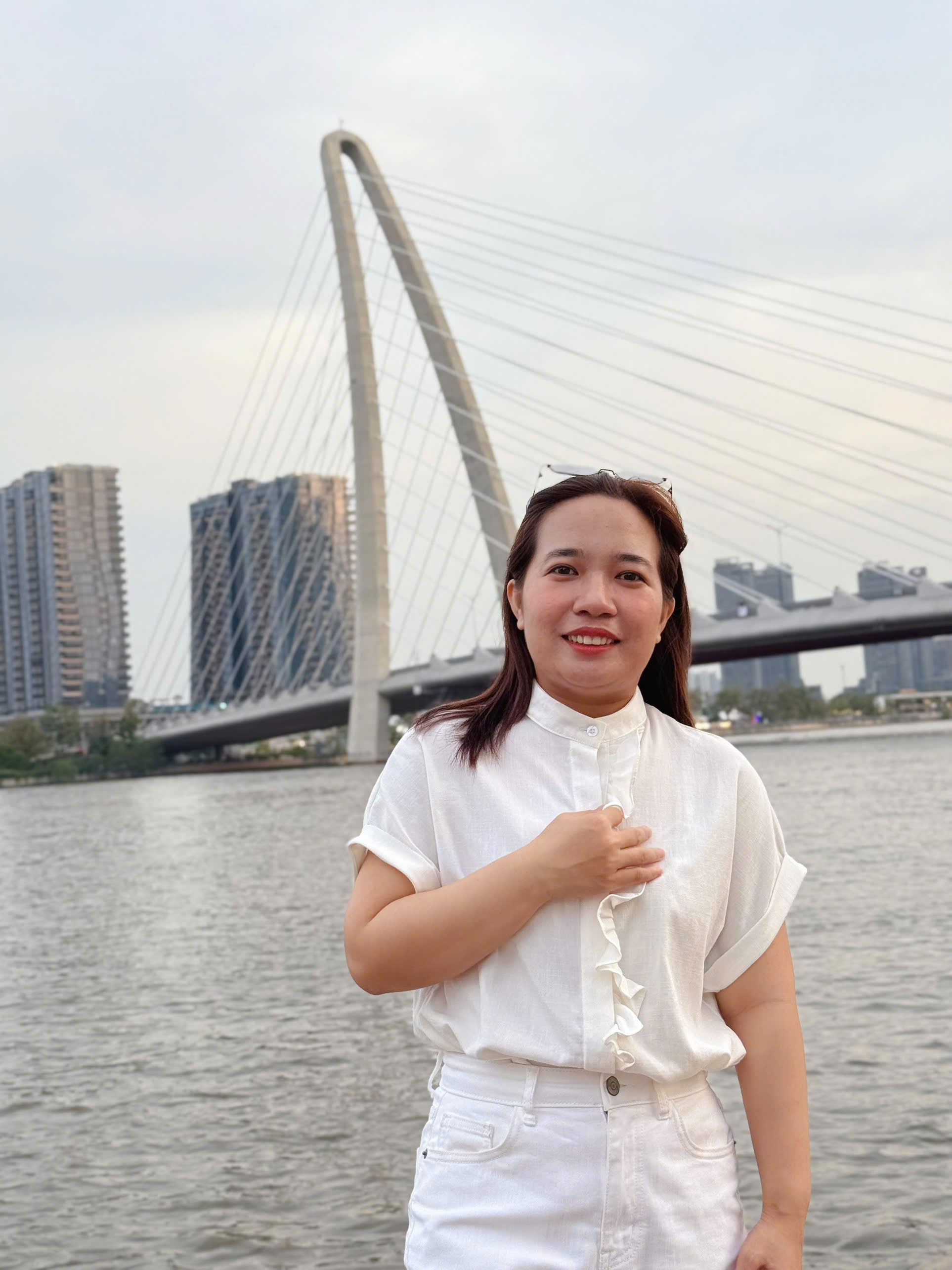 Yến Trần trong một khoảnh khắc đời thường bên bờ sông