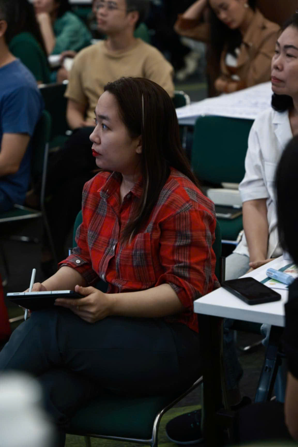 Yến chăm chú ghi chép trong một buổi học